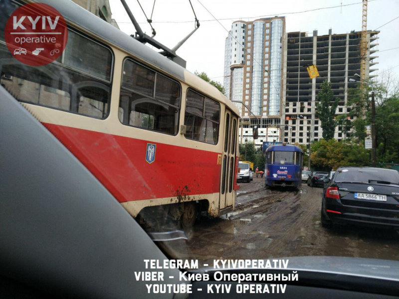 Непогода в Киеве местами ограничила движение общественного транспорта